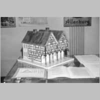 593-0013 Wehlauer Heimatmuseum Syke 1974, Model eines Vorlaubenhauses in Allenburg.jpg